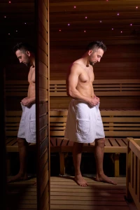 Bílý pánský saunový kilt z bavlněného froté - ve stoje v sauně