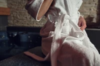 Dámský froté župan střihu kimono bílý zblízka