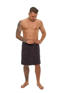 Pánský tmavě hnědý saunový kilt z bavlněného froté celá postava zepředu při zapínání