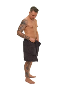 Pánský tmavě hnědý saunový kilt z bavlněného froté celá postava zboku
