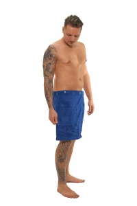 Pánský tmavě modrý saunový kilt z bavlněného froté celá postava - boční pohled